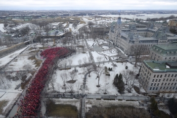 25,000 people make thermometer in front of Parliament